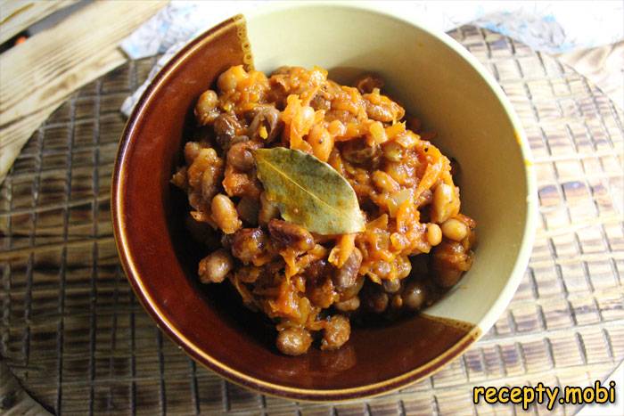Фасоль в томатном соусе с овощами