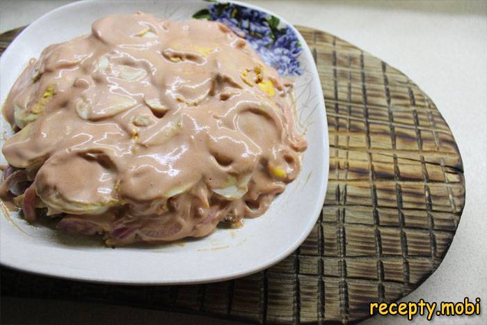 Салат с курицей и маринованным луком