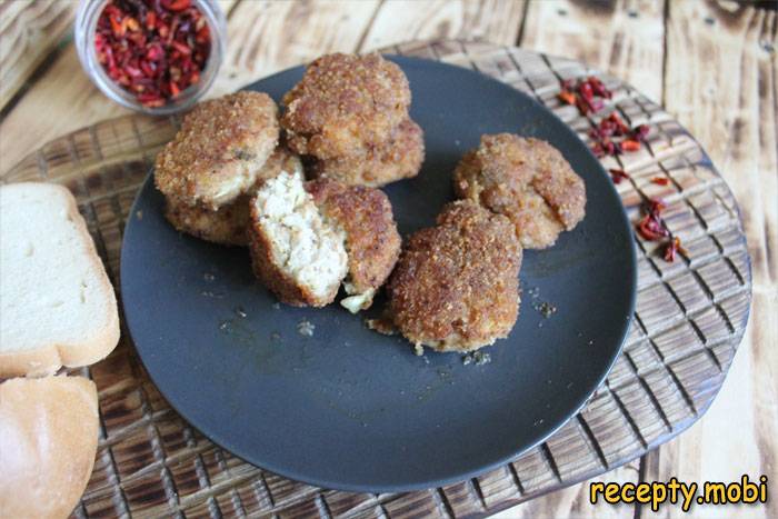 Куриные котлеты с кабачком на сковороде