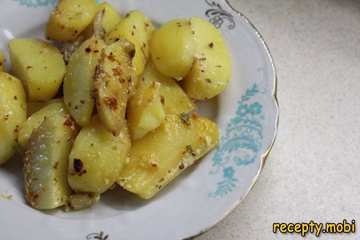 Печеный картофель в сметане с грибами вешенками и луком 