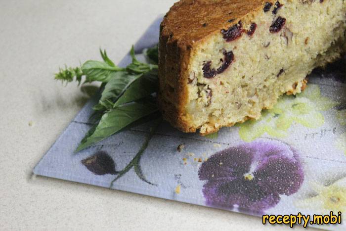 Пряный грушевый пирог с орехами