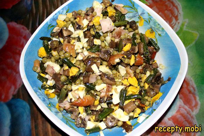 Салат со стручковой фасолью и копченой курицей «Корнет»
