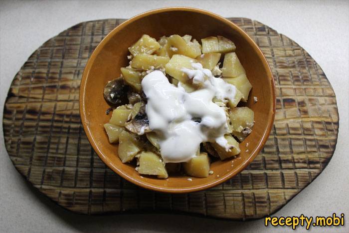 Potatoes with mushrooms in sour cream