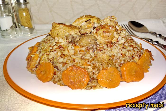 Гречка по-купечески со свининой на сковороде