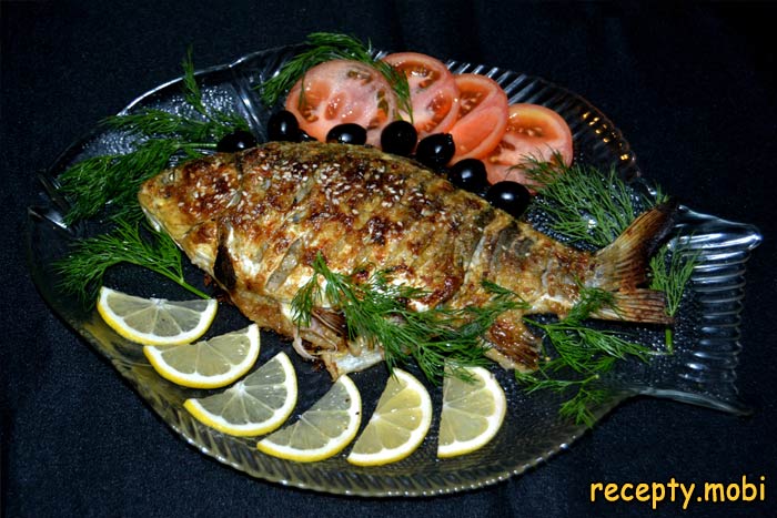 Карась запеченный в духовке под майонезным соусом и кунжутом