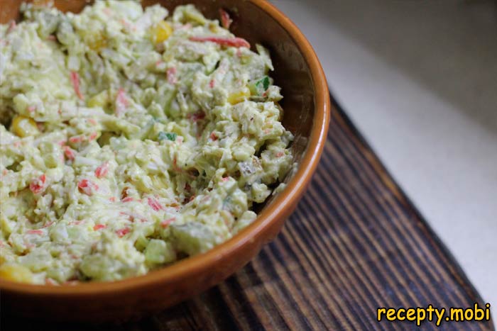 Салат с кукурузой, крабовыми палочками и плавленым сыром