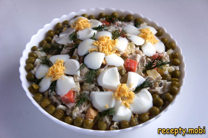 Салат Оливье с курицей и солеными огурцами