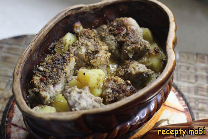 Свинина с картошкой в горшочках