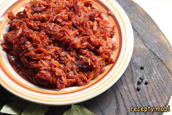 Теплый салат из свеклы и моркови с чесноком