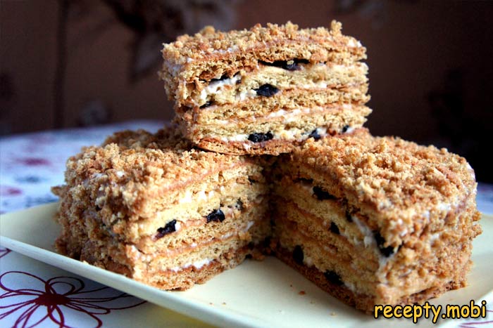 Медовик с черносливом
