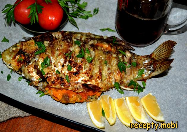 Фаршированный овощами карась, запеченный целиком в духовке