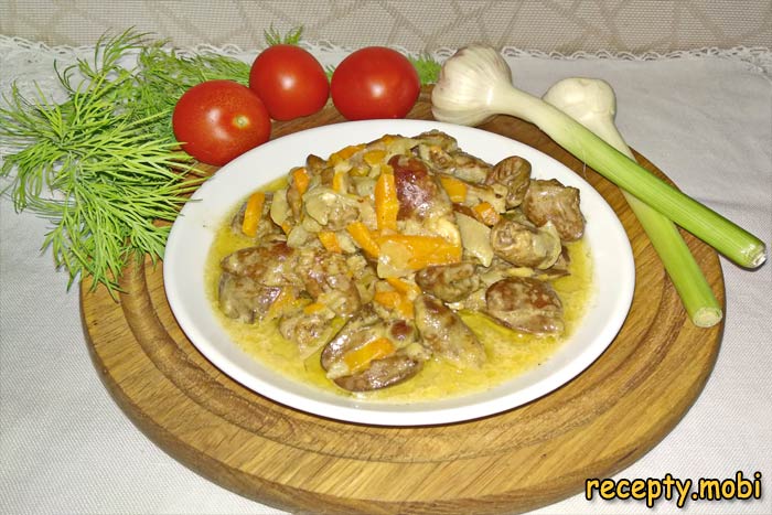 Куриные сердечки в сметанном соусе
