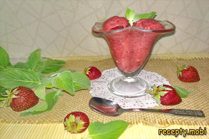 Клубнично-банановое мороженое