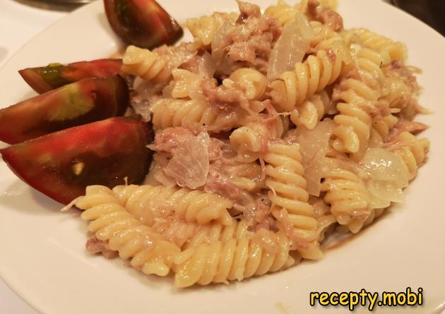 Noodles Fleet Style with Stew in a Skillet