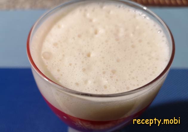 Молочный коктейль с мороженым и бананом