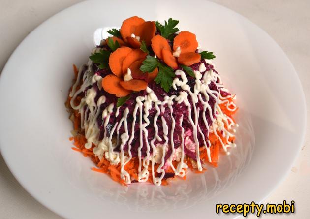 Салат из свеклы с черносливом и плавленным сыром