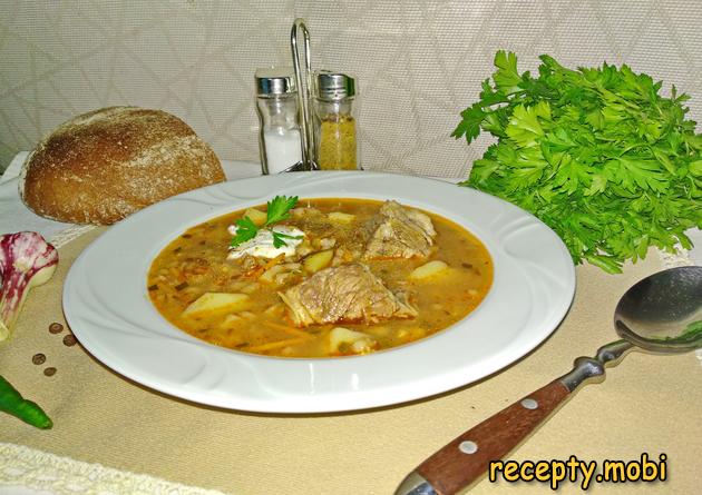 Рассольник с перловкой и солёными огурцами