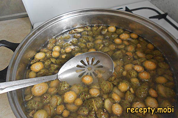 making pine cone jam - photo step 2
