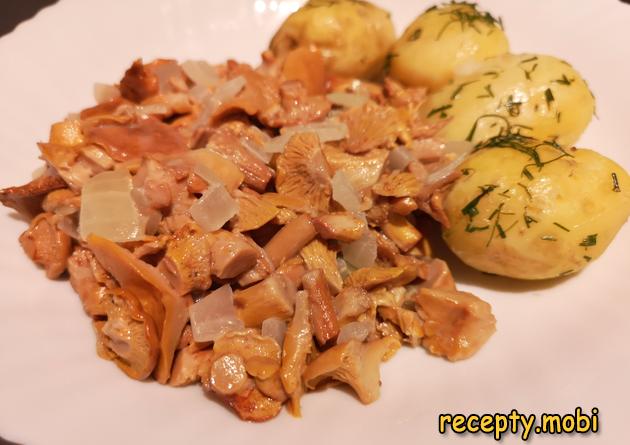 Жареные лисички с луком на сковороде