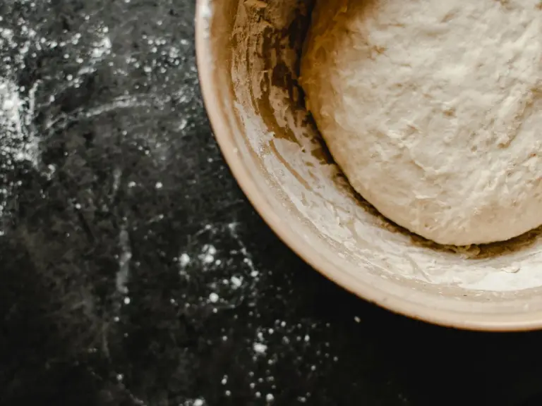 Тесто на закваске подошло в миске