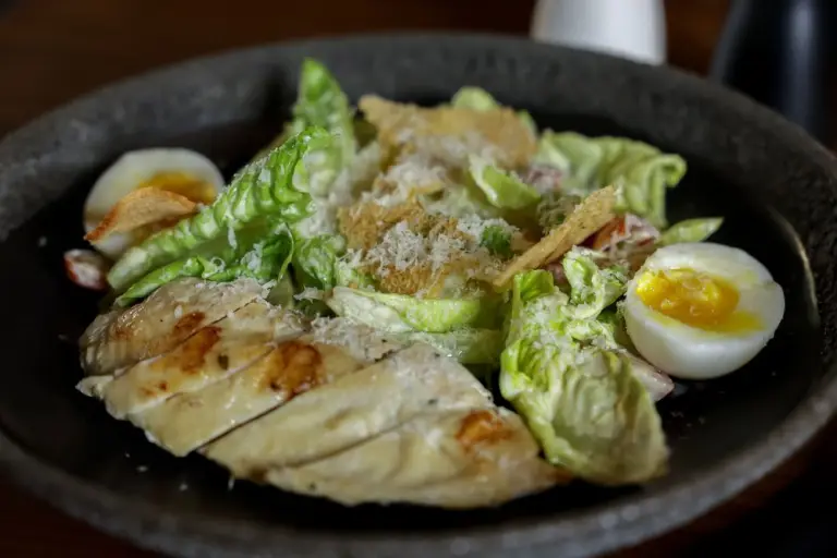 Салат с отварной курицей